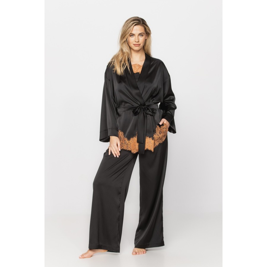 Pijama ajustado negro y naranja visto de frente